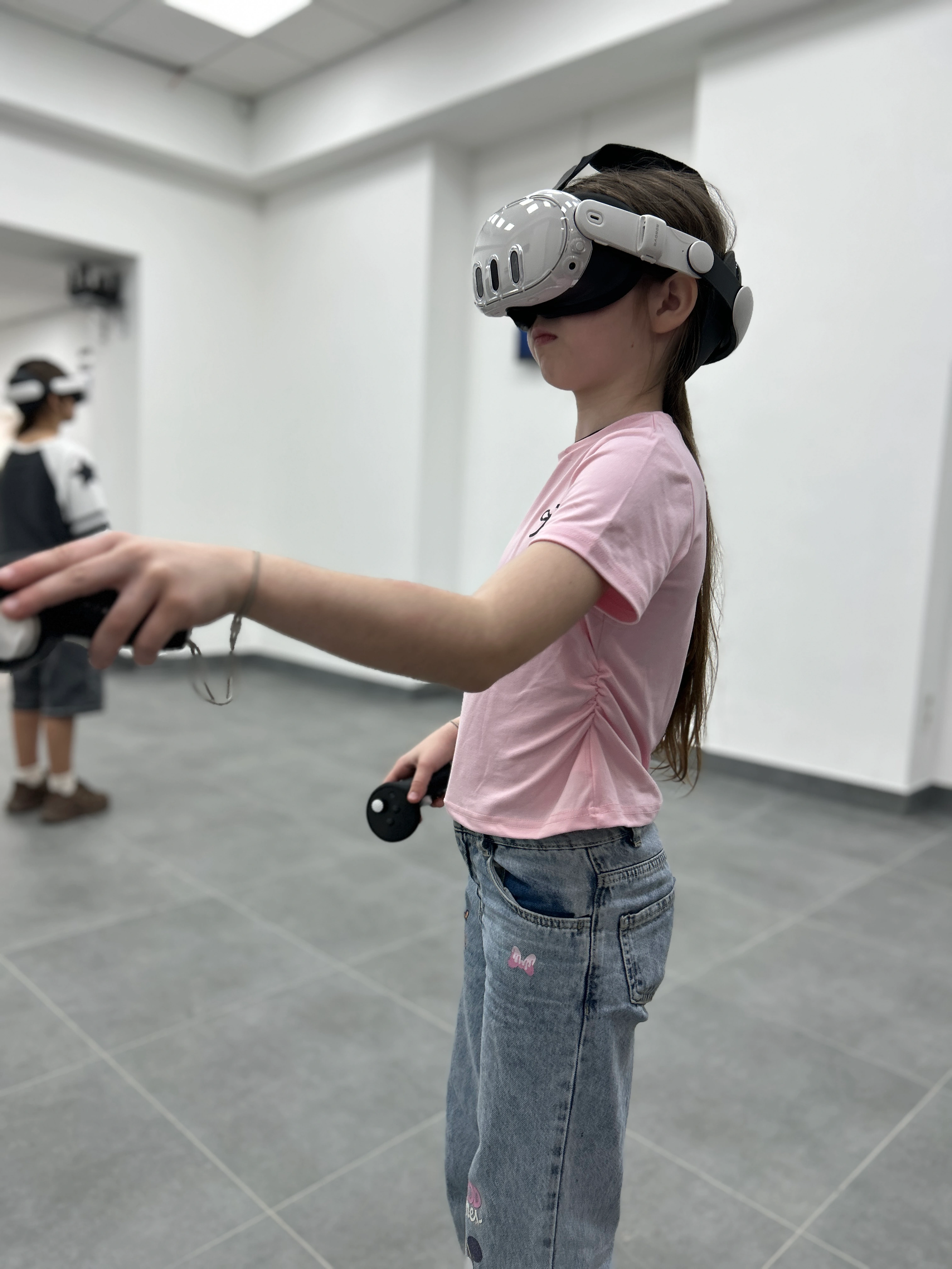 Святковий стіл у кімнаті SKY VR